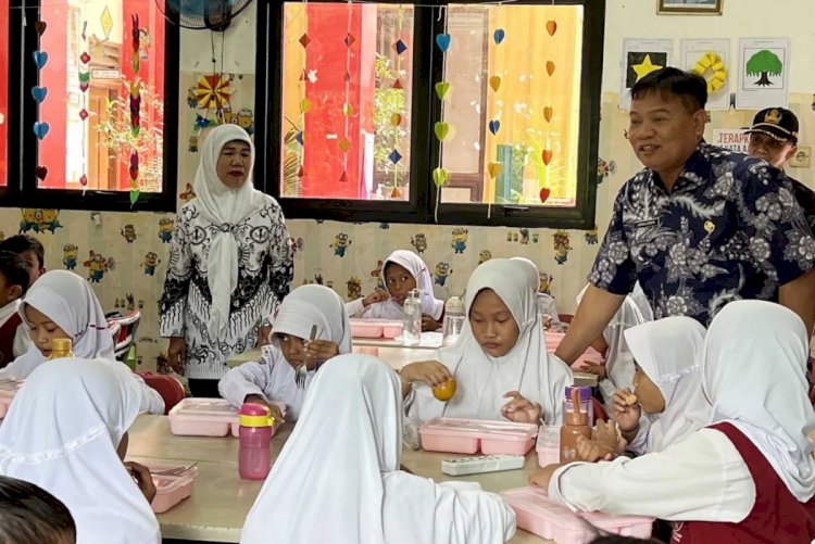 ilustrasi - Kepala Dinas Pendidikan Kota Tangerang Jamaluddin saat meninjau kegiatan MBG di SDN Pondok Bahar 6 Tangerang Kamis (28/11/2024). ANTARA/HO-Pemkot Tangerang