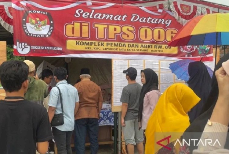 ilustrasi - Warga antre untuk menyalurkan hak suaranya di TPS 06 Cipocok Jaya, Kota Serang, Banten, Rabu (27/11/2024). ANTARA/Desi Purnama Sari.