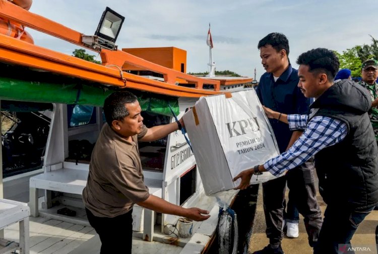 ilustrasi - Petugas mengangkat kotak suara ke dalam kapal saat distribusi logistik Pilkada 2024 ke Pulau Tunda di Dermaga Karangantu, Kota Serang, Banten, Minggu (24/11/2024). ANTARA FOTO/Putra M. Akbar/gp/agr