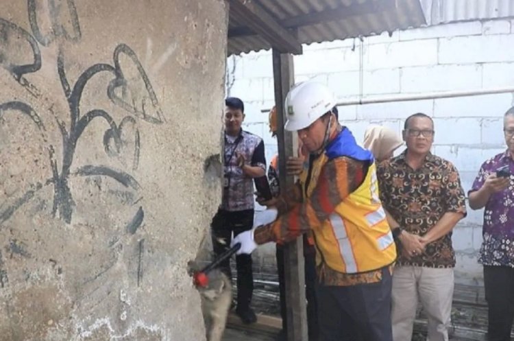 ilustrasi - Penjabat Wali Kota Nurdin secara simbolis memulai kegiatan bedah rumah. ANTARA/HO-Pemkot Tangerang