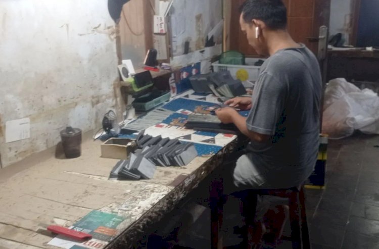 ilustrasi - UMKM: Seorang pekerja memproduksi dompet khas kain tenun Badui di pedalaman Kabupaten Lebak. ANTARA/Mansyur