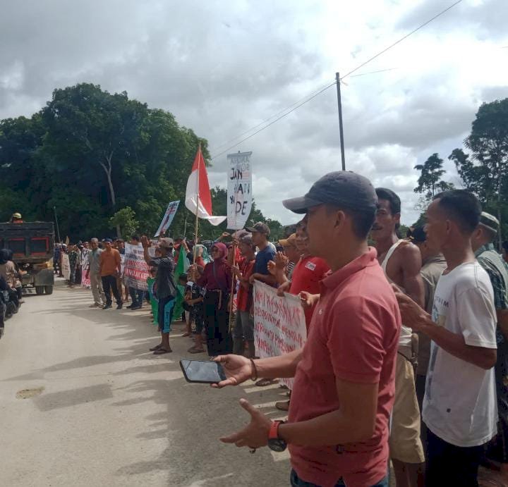 Aksi warga menolak pembangunan TPST. Foto:Aji/rmolbanten