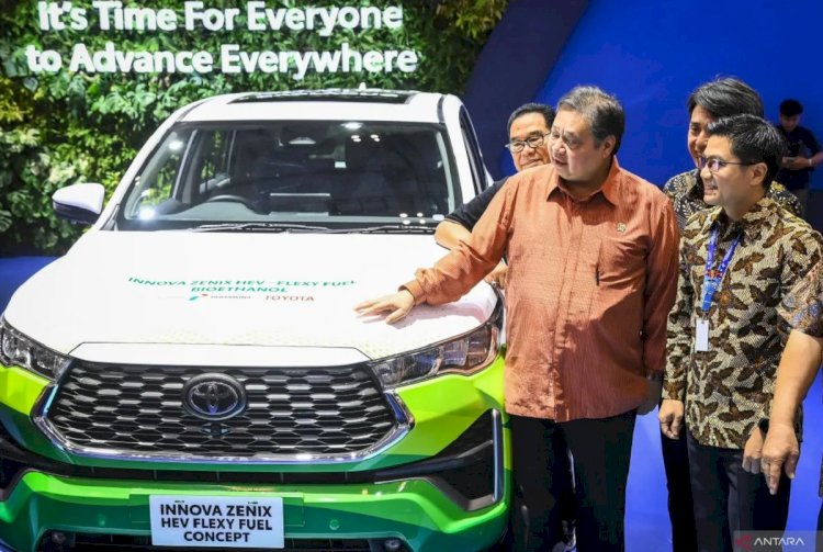 ilustrasi - Menko Perekonomian Airlangga Hartarto (kiri) saat mengunjungi stan mobil Toyota pada pameran otomotif GAIKINDO Jakarta Auto Week 2024 di Indonesia Convention Exhibition (ICE) Kabupaten Tangerang, Banten, Minggu (1/12/2024). ANTARA FOTO/Sulthony Hasanuddin/YU