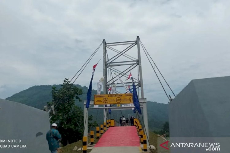 ilustrasi - Pembangunan jembatan gantung Ciberang Lebak. ANTARA/Mansyur Suryana.