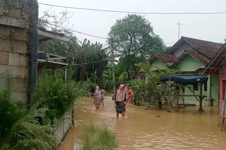 ilustrasi - Warga Kampung Lojor Desa Cibereum, Kecamatan Maja, Kabupaten Lebak mengungsi saat kebanjiran. ANTARA/Mansyur Suryana