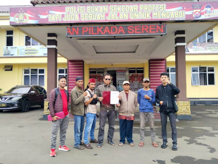 Perwakilan warga usai melaporkan galian tanah ke Polres Lebak. Foto: Aji/rmolbanten