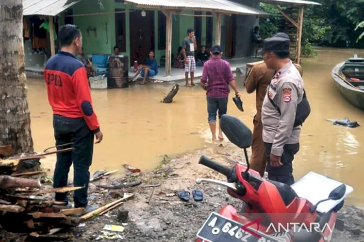 ilustrasi - Petugas kebencanaan dan sukarelawan melakukan evakuasi di lokasi perkampungan yang dilanda banjir di sejumlah kecamatan di Kabupaten Lebak. (ANTARA/Mansyur/pri)