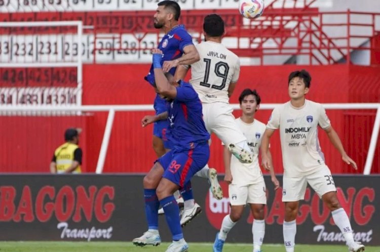 ilustrasi - Pemain Arema FC Dalberto Luan dan Julian Guevara berduel dengan pesepakbola Persita Tangerang Javlon Gusyenov pada pertandingan antara Arema FC melawan Persita Tangerang, di Stadion Soepridadi, Kota Blitar, Jawa Timur, Selasa (3/12/2024). (ANTARA/HO-Arema FC)
