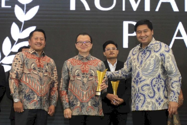 ilustrasi - Menteri Perumahan dan Kawasan Permukiman (PKP) Maruarar Sirait menyerahkan penghargaan kepada Direktur Utama Infinity Realty Samuel S. Huang pada ajang pada FIABCI Indonesia-REI Excellence Awards 2024. ANTARA/HO-Istimewa