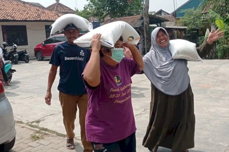 ilustrasi - Warga Rangkasbitung Kabupaten Lebak mengangkut beras program bantuan pangan sebanyak 10 kilogram yang digulirkan Badan Pangan Nasional. ANTARA/Mansyur