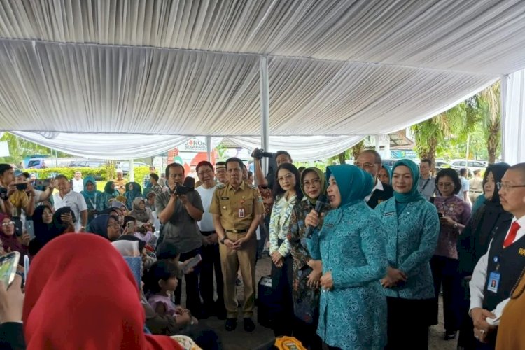 ilustrasi - Ketua Umum TP PKK periode 2019-2024 Tri Suswati membagikan 500 unit kacamata baca kepada warga di Kabupaten Tangerang, Banten. ANTARA/Azmi