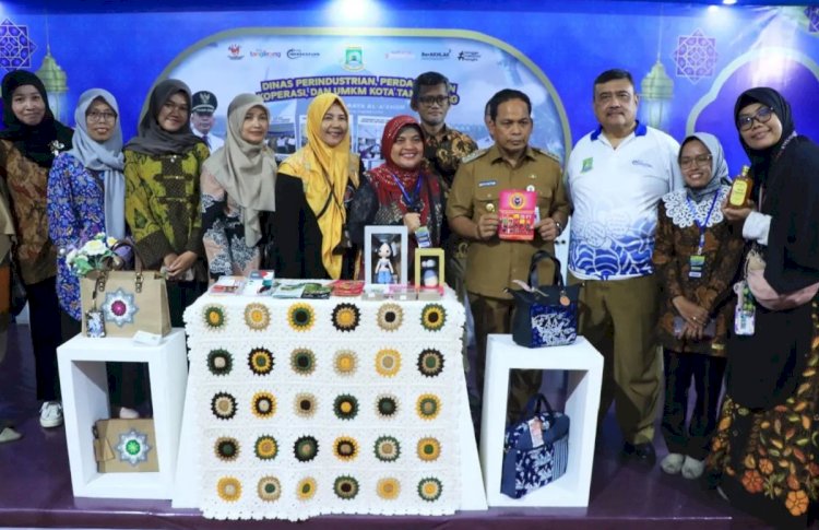 ilustrasi - Penjabat Wali Kota Tangerang Dr. Nurdin (tengah) berfoto bersama pelaku UMKM dalam Tangerang Expo di Alun-Alun Ahmad Yani, Selasa (10/12/2024). ANTARA/HO-Pemkot Tangerang
