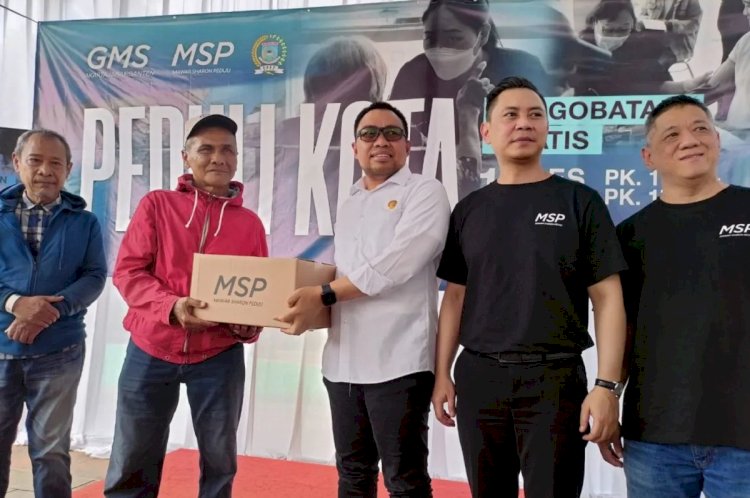 ilustrasi - Pemberian bantuan sembako kepada masyarakat dalam rangkaian Yayasan Mawar Saron Peduli bersama DPRD Tangsel di Tangsel Banten. ANTARA/Irfan.