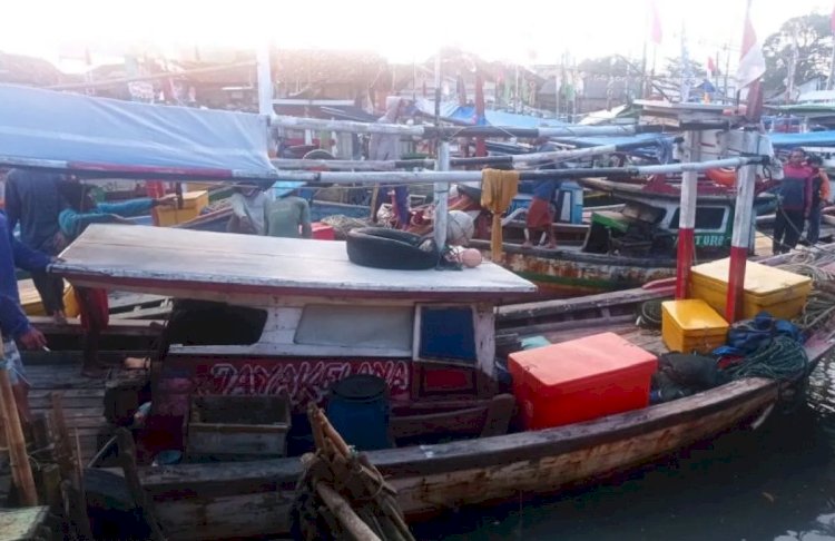 ilustrasi - Nelayan pesisir selatan Lebak libur melaut akibat tinggi gelombang 4 meter.ANTARA/Mansur
