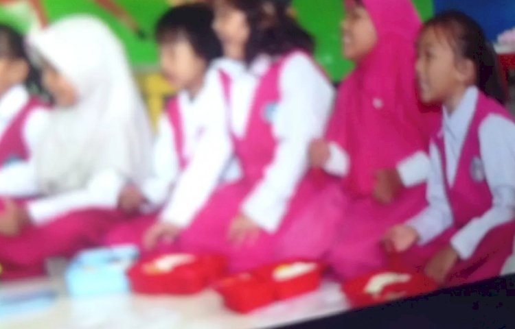 ilustrasi - Pelajar SDN Wanasalam Kabupaten Lebak, Banten uji coba program MBG dengan menggunakan bahan pangan lokal. ANTARA/HO-Koperasi Mina Selatan Kabupaten Lebak.