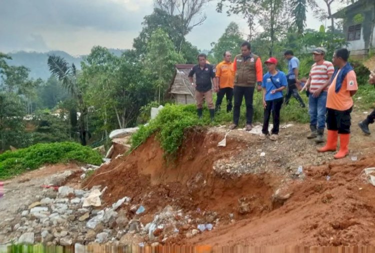 ilustrasi - Petugas BPBD Kabupaten Lebak meninjau lokasi pergerakan tanah di Desa Cidikit Kecamatan Bayah. (ANTARA/Mansyur).