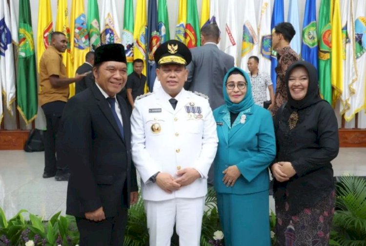 ilustrasi - Penjabat (Pj) Gubernur Banten Ucok Abdul Rauf Damenta dan Penjabat Ketua Tim Penggerak Pemberdayaan Kesejahteraan Keluarga (PKK) dan Ketua Pembina Posyandu Provinsi Banten Irmawanti Hadi (tengah) diapit oleh penjabat sebelumnya Al Muktabar dan Tine Al Muktabar dalam acara pelantikan di Jakarta, Senin (16/12/2024). (ANTARA/HO-Pemprov Banten)