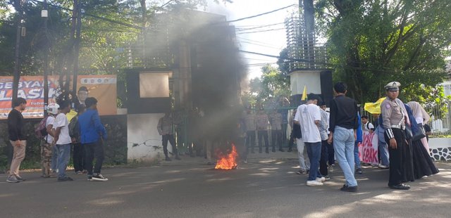 Pergerakan Mahasiswa Islam Indonesia (PMII) Cabang Lebak di depan Kantor Dinas Pemberdayaan Masyarakat Desa (DPMD) Lebak. Foto: Aji/rmolbanten