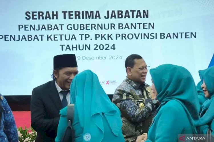 ilustrasi - Serah terima jabatan Penjabat Gubernur Banten Al Muktabar (kiri) kepada Ucok A.Damenta (kanan) di Pendopo Gubernur, Serang, Kamis (19/12/2024). (ANTARA/Devi Nindy)