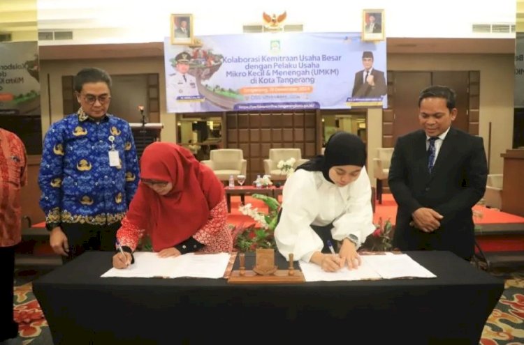 ilustrasi - Kepala Dinas Penanaman Modal Pelayanan Terpadu Satu Pintu (DPMPTSP) Sugihharto Achmad Bagdja (kiri) dan Pj Wali Kota Nurdin (kanan) menyaksikan kerjasama perusahaan dengan UMKM dalam peningkatan penjualan produk, Kamis (19/12/2024). ANTARA/HO-Pemkot Tangerang