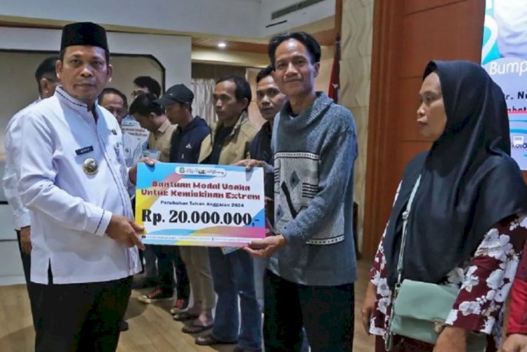 ilustrasi - Pj Wali Kota Tangerang Dr. Nurdin menyerahkan secara simbolis bantuan sebesar Rp20 juta kepada keluarga miskin untuk modal usaha, Jumat. ANTARA/HO-Pemkot Tangerang
