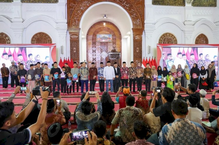 ilustrasi - Acara penyerahan Sertifikat Hak Atas Tanah oleh Menteri Agraria dan Tata Ruang/Kepala Badan Pertanahan Nasional Nusron Wahid di Masjid Raya Al-Bantani, KP3B Curug, Kota Serang, Jumat (20/12/2024). (ANTARA/HO-Pemprov Banten)