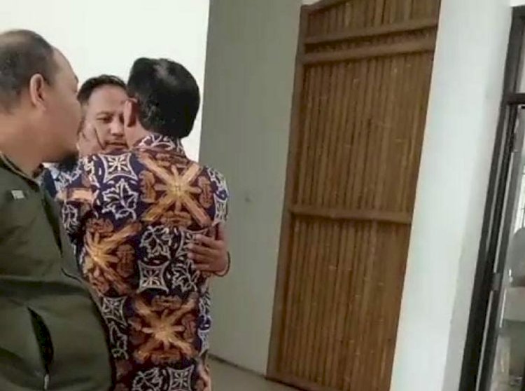 ilustrasi - Jeki riswandi saat mendapatkan perlakuan tidak menyenangkan dan diintimidasi di depan rekan stafnya oleh terduga Sekdis. (RMOLBanten/HO-Istimewa)