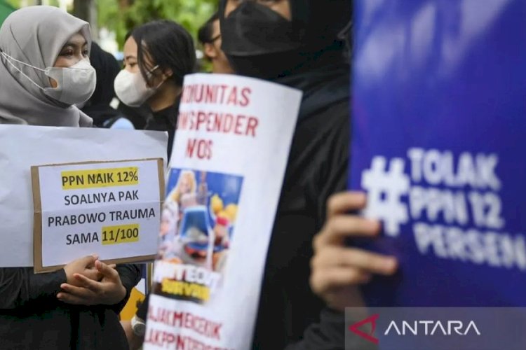 ilustrasi - Sejumlah pengunjuk rasa membawa poster saat aksi penolakan PPN 12 persen di depan Istana Merdeka, Jakarta, Kamis (19/12/2024). ANTARA FOTO/Muhammad Ramdan/foc/am.