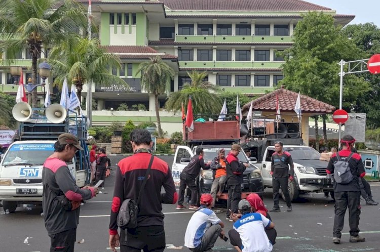 ilustrasi - Buruh dari berbagai serikat di Kabupaten Tangerang, Provinsi Banten menuntut kenaikan upah minimum sektor kabupaten (UMSK) 2025, Senin (23/12/2024). ANTARA/Azmi Samsul Maarif