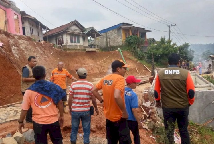 ilustrasi - Petugas Badan Penanggulangan Bencana Daerah (BPBD) Kabupaten Lebak meninjau lokasi bencana pergerakan tanah akibat cuaca ekstrem. (ANTARA/HO-BPBD Lebak)