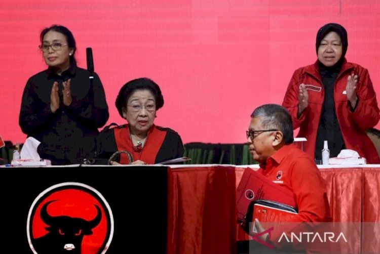 ilustrasi - Sekretaris Jenderal PDIP Hasto Kristiyanto (kedua kanan) berjalan melintasi Ketua Umum PDI Perjuangan Megawati Soekarnoputri (kedua kiri) saat rapat konsolidasi PDIP di Surabaya, Jawa Timur, Selasa (12/11/2024). ANTARA FOTO/Moch Asim/Spt/aa.