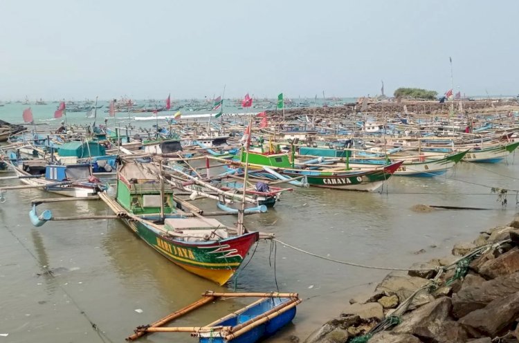 ilustrasi - Cuaca buruk melanda perairan Banten Selatan membuat nelayan tradisional di pesisir Pantai Wanasalam Kabupaten Lebak tidak melaut. ANTARA/Mansyur