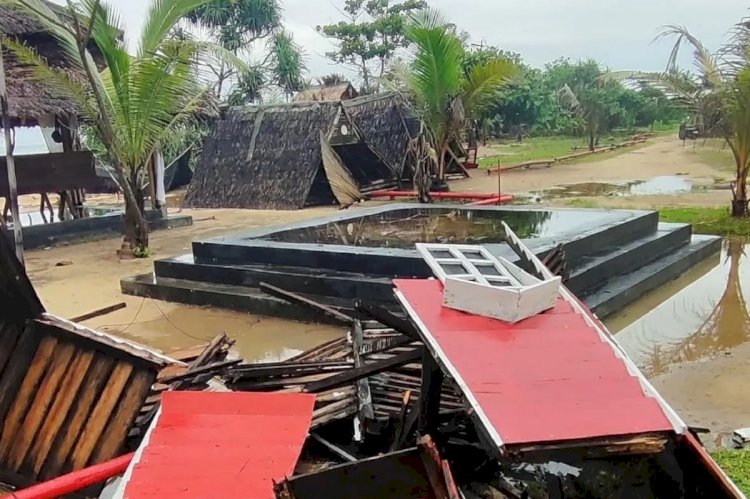 ilustrasi - Belasan saung gazebo di pesisir pantai selatan Kabupaten Lebak, Banten, hancur diterjang angin puting beliung, Senin (30/12/2024). ANTARA/HO-Dok pribadi