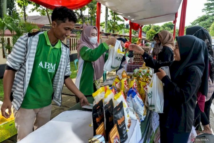 ilustrasi - Warga membeli kebutuhan pokok saat pasar murah di depan Mapolda Banten, Kota Serang, Banten. ANTARA FOTO/Putra M. Akbar/gp/rwa.