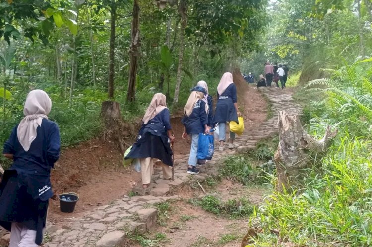 ilustrasi - Wisatawan saba budaya Badui tengah berjalan kaki melintasi jalan setapak dari Kampung Kadu Ketug ke jembatan bambu. ANTARA/Mansyur