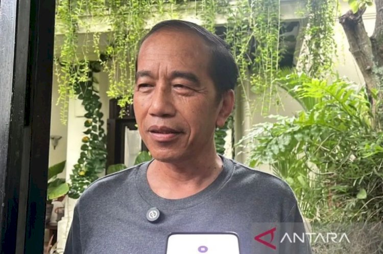 ilustrasi - Joko Widodo (Jokowi) memberikan keterangan kepada wartawan di Solo, Jawa Tengah, Selasa (31/12/2024). ANTARA/Aris Wasita
