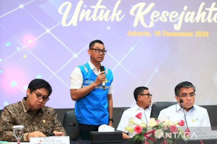ilustrasi - Direktur Utama PLN Darmawan Prasodjo (kedua dari kiri) saat memaparkan diskon tarif listrik 50 persen untuk rumah tangga dengan daya listrik 2.200 VA ke bawah di Kantor Kementerian Koordinator Perekonomian, Jakarta, 16 Desember 2024. ANTARA/HO-PLN UID Kalselteng/pri.