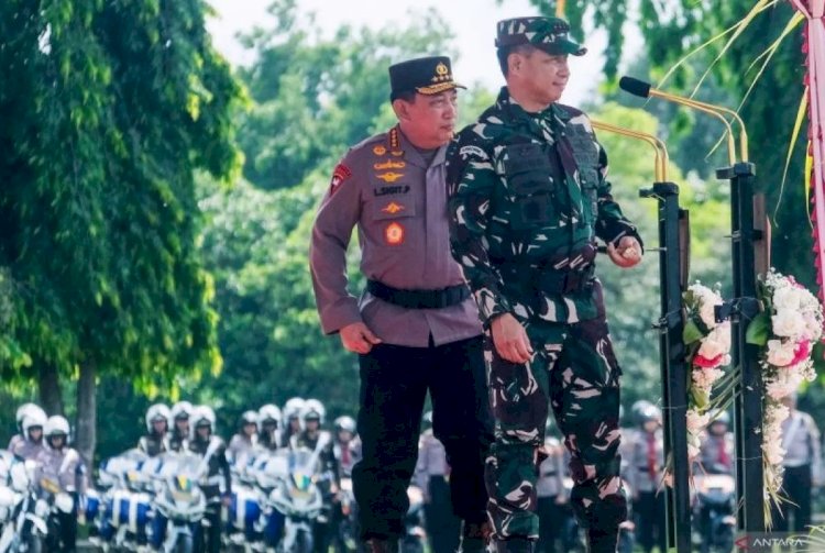 ilustrasi - Kapolri Jenderal Pol Listyo Sigit Prabowo (kiri) dan Panglima TNI Jenderal TNI Agus Subiyanto (kanan) memimpin apel Operasi Lilin Agung 2024 di lapangan Puputan Margarana, Denpasar, Bali, Jumat (20/12/2024). ANTARA FOTO/Nyoman Hendra Wibowo/agr