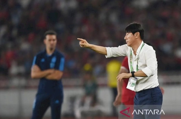 ilustrasi - Pelatih Timnas Indonesia Shin Tae-yong (kanan) memberikan instruksi disaksikan pelatih Timnas Argentina Lionel Scaloni (kiri) saat laga persahabatan FIFA Matchday di Stadion Utama Gelora Bung Karno, Jakarta, Senin (19/6/2023). ANTARA FOTO/Akbar Nugroho Gumay/rwa.