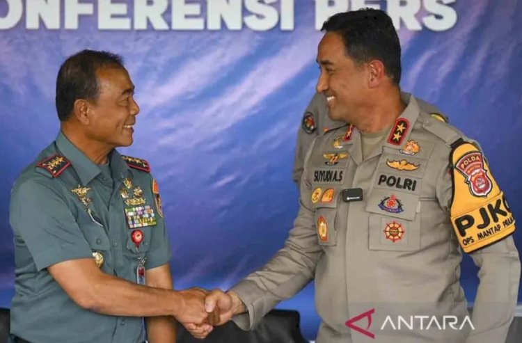 ilustrasi - Pangkoarmada Laksamana Madya TNI Denih Hendrata (kiri) berjabat tangan dengan Kapolda Banten Irjen Suyudi Ario Seto (kanan depan) usai konferensi pers terkait kasus penembakan bos rental mobil di Markas Koarmada TNI AL, Jakarta, Senin (6/1/2025). ANTARA FOTO/Muhammad Ramdan/rwa.