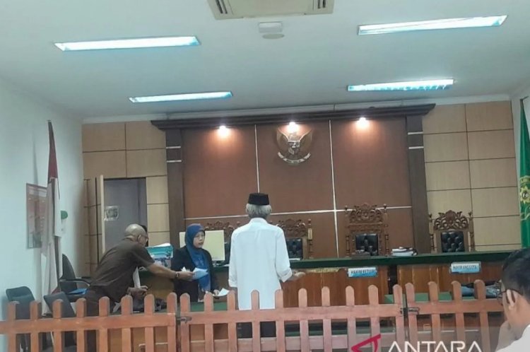 ilustrasi - Mantan pejabat Badan Pertanahan Nasional (BPN) Kabupaten Serang Wismar Sawirudin saat menjalani sidang di Pengadilan Negeri (PN) Serang, Banten, Senin (13/1/2025).  (ANTARA/Desi Purnama Sari)