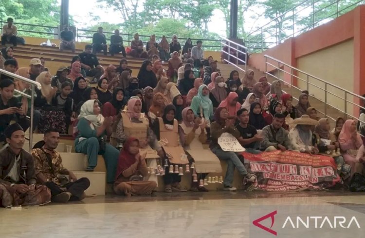 ilustrasi - Masyarakat sekitar Desa Cileles, yakni Desa Muaradua dan Desa Pasirgintung, Kecamatan Cikulur, Kabupaten Lebak menggugat pembangunan TPST Cileles di Plaza Aspirasi KP3B Serang, Selasa (14/1/2025). (ANTARA/Devi Nindy)