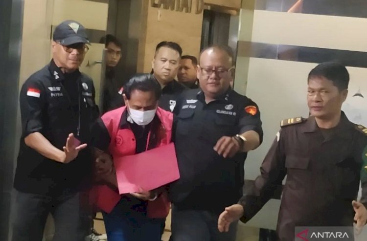 ilustrasi - Mantan Ketua Pengadilan Negeri (PN) Surabaya Rudi Suparmono (RS) yang menjadi tersangka kasus suap dalam pemberian vonis bebas Ronald Tannur digiring penyidik Jampidsus keluar dari Gedung Kejaksaan Agung, Jakarta, Selasa (14/1/2025). ANTARA/Nadia Putri Rahmani