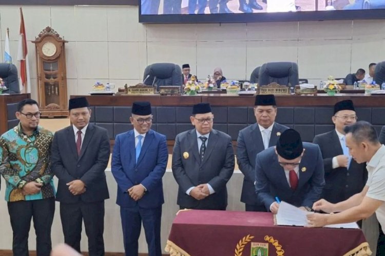 ilustrasi - Penetapan Gubernur Banten terpilih Andra Soni dalam rapat paripurna di DPRD Provinsi Banten, Serang, Rabu (15/1/2025). (ANTARA/Devi Nindy)