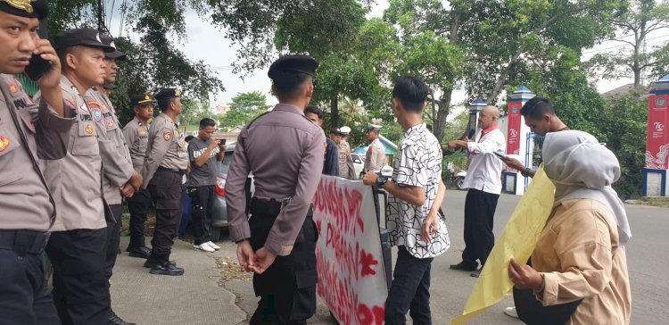 Warga geruduk kantor Dinas Pemberdayaan Masyarakat dan Desa Labak. FOTO: Aji/rmolbanten