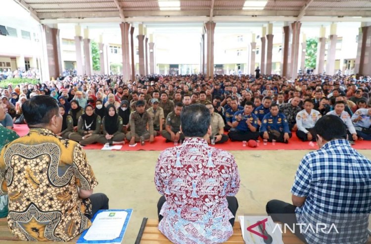 ilustrasi - Penjabat (Pj) Wali Kota Tangerang Nurdin didampingi pejabat lainnya memberikan paparan mengenai usulan perubahan status Pegawai Pemerintah dengan Perjanjian Kerja (PPPK) paruh waktu menjadi PPPK penuh waktu dalam kegiatan di Puspemkot Tangerang Kamis (16/1/2025). ANTARA/Irfan