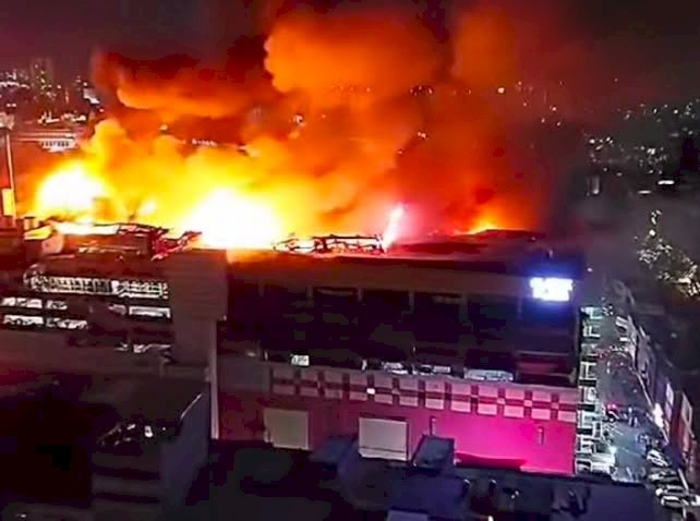 Diskotek Crown yang berada di Glodok Plaza ludes terbakar.