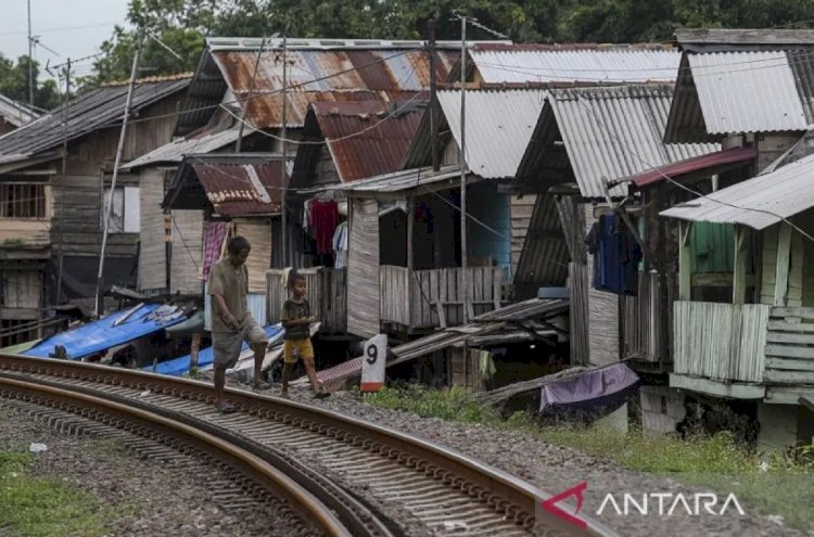 Ilustrasi - Area permukiman pinggir rel kereta api di Kota Serang, Banten, Kamis (16/1/2025). ANTARA FOTO/Angga Budhiyanto/rwa.