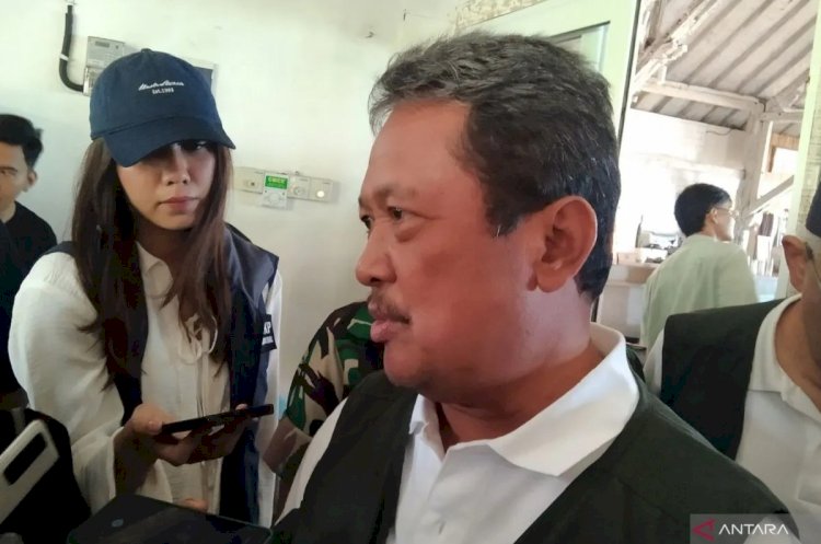 ilustrasi - Menteri Kelautan dan Perikanan Sakti Wahyu Trenggono diwawancarai awak media di sela aksi bersih sampah laut di Pantai Kedonganan, Kabupaten Badung, Bali, Minggu (19/1/2025). ANTARA/Dewa Ketut Sudiarta Wiguna
