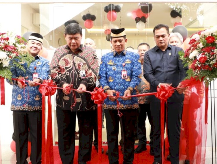 Pj Bupati Tangerang Andi Ony bersama Dirut Bank Banten Muhammad Busthami, saat meresmikan KCP di Pemkab Tangerang.